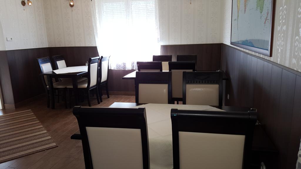 Kitti Panzio Apartment Mogyorod Ngoại thất bức ảnh