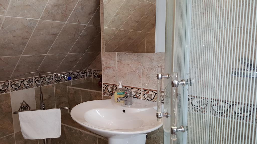 Kitti Panzio Apartment Mogyorod Ngoại thất bức ảnh