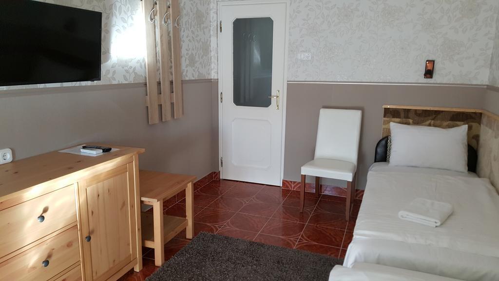 Kitti Panzio Apartment Mogyorod Ngoại thất bức ảnh