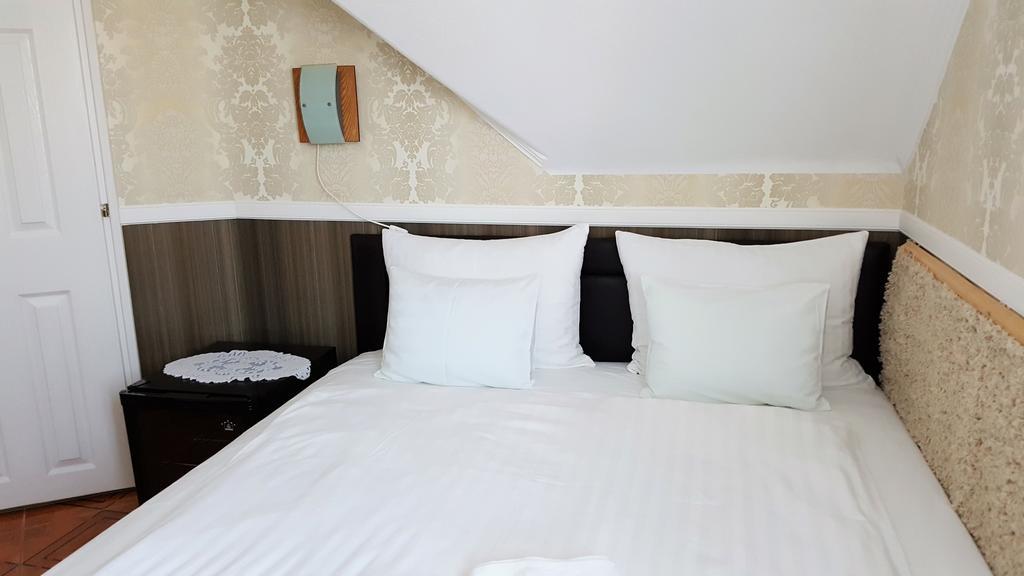 Kitti Panzio Apartment Mogyorod Ngoại thất bức ảnh