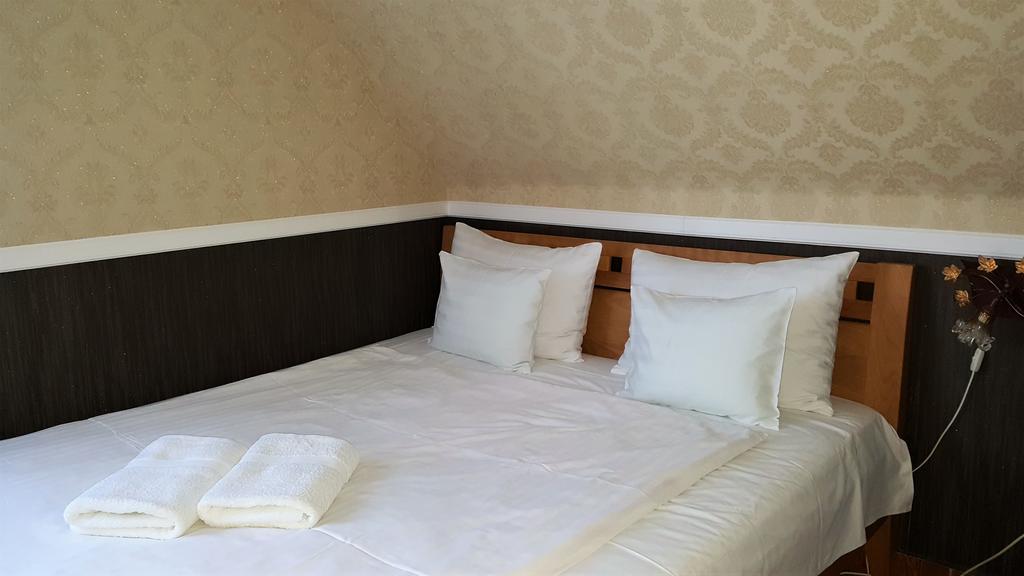 Kitti Panzio Apartment Mogyorod Ngoại thất bức ảnh